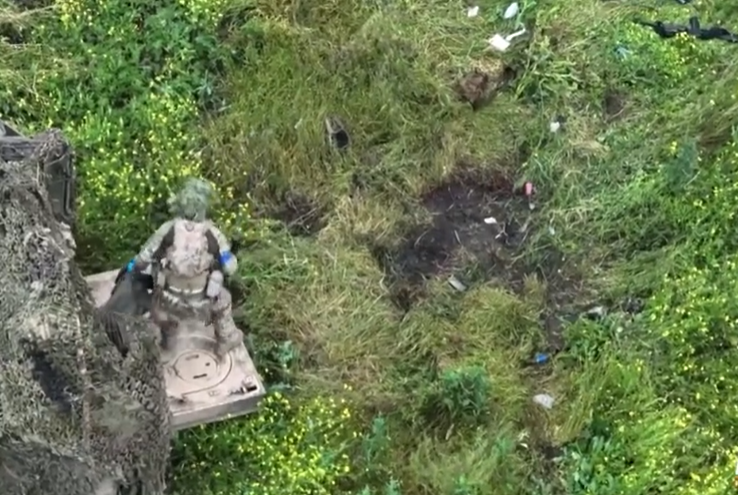 Graphic Video: Ukraine Soldiers Stuck in Landmine Field